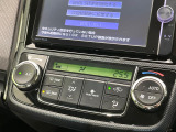 【オートエアコン】一度お好みの温度に設定すれば、車内の温度を検知し風量や温度を自動で調整。暑い&hellip;寒い&hellip;と何度もスイッチ操作をする必要はありません。快適な車内空間には必須の機能ですね♪