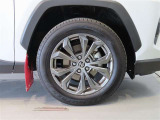 純正のアルミホイール装着車です。タイヤサイズは225/60R18です。