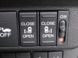 狭い駐車場や壁際でもドアをぶつける心配が少なく開けられる両側スライドドアです。両側共に電動で、開閉操作も楽々です!