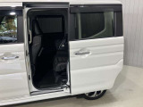 【両側オートスライドドア】子供を乗せたりするのにも隣のお車を気にせずストレスフリー★雨の日などはリモコンキーからドアの開閉ができとても便利な両側オートスライドドア★