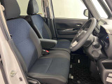 運転席も広くゆとりのある室内です
