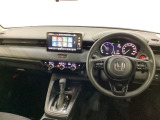 車内は光触媒抗菌消臭施工済です。インパネ周りはスタイリッシュなデザインで機能や装備も充実しています。グローブボックスやカップホルダーのほかにトレーなどたくさんの収納スペースが付いています。