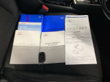 取扱説明書やメンテナンスノートもそろっています。スマートキーは荷物を持っている時でも、キーを取り出さずドアの施錠・開錠ができます。