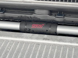 【STIタワーバー】お車の剛性を高めるタワーバーを装備。よりスムーズなコーナリング走行が可能となり、走りも楽しめます。