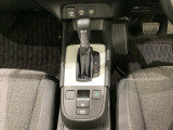 「e:HEV」はモーター走行を中心にしながら電気エネルギーやエンジン動力を最も効率よく使い分けることができる賢いハイブリッドシステムです。サイドブレーキはスイッチ操作の電子制御パーキングブレーキです。