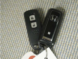 ◆スマートキー◆カギをバッグやポケットに入れたままでもドアロックの開閉ができる『スマートキー』付き!雨天や暗くなってもカギを取り出す必要がなくドアの開錠&エンジンも始動できます