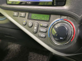 【オートエアコン】一度お好みの温度に設定すれば、車内の温度を検知し風量や温度を自動で調整。暑い&hellip;寒い&hellip;と何度もスイッチ操作をする必要はありません。快適な車内空間には必須の機能ですね♪