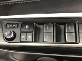 パワーウィンドのスイッチです。運転席に座りながら、助手席や後席の窓を開け閉めできるので大変便利ですよ。