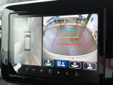 【全方位モニター】リバースに入れた際、車両全体を見渡している映像に切り替わります。また、見通しが悪い場所で便利な前方ワイド映像やすれ違いに便利な助手席側ワイド映像など切り替えが出来ますよ♪