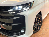 【LEDヘッドライト】悪天候や夜間走行時も良好な視界を確保し安心して運転できる高輝度LEDヘッドライトを装備!点灯速度が早く、消費電力も抑えられています。