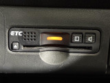 【ETC】有料道路を利用する際に料金所で停止することなく通過できる、ETC車載器(ノンストップ自動料金収受システム機器)が装備されています。セットアップを行うことで利用可能になります。