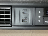 エアコン操作パネルの左側に、スマートフォンなどの充電可能なUSB端子と、音源などの外部入力の可能なUSB端子がついています。移動中に充電もできるので便利です。