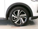 純正のアルミホイール装着車です。タイヤサイズは195/60R17です。