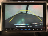 リバースギアに入れるだけで後方の表示へ切り替わります。夜間や雨の日の駐車も楽になりますよ。