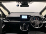 シンプルながら機能性あふれる運転席廻りです。視界性もよく、運転しやすいですよ。