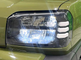 【LEDヘッドライト】悪天候や夜間走行時も良好な視界を確保し安心して運転できる高輝度LEDヘッドライトを装備!点灯速度が早く、消費電力も抑えられています。