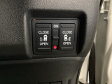 【両側パワースライドドア】です。リモコンや運転席のスイッチ操作で楽々自動開閉。