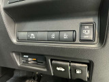 足でさっと開くハンズフリースライドドアがついています。たくさん買い物しても大丈夫!