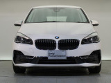 【キドニーグリル】BMWの代名詞。一目見ただけでBMWであると認識できる確固たるアイコンとして存在感を放ちます。