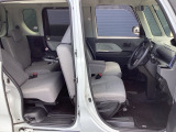 ヘタリもなく綺麗な状態です。シートリフトがついてますので、お好みのシートポジションで運転できます。