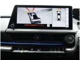 サイドクリアランスビュー表示中に、旋回時の運転操作に合わせて自動で車両を斜め後方から見たような映像を表示。
