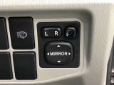電動格納式ドアミラー付き。駐車場へ停めた時に、ボタン一つで左右のドアミラーをたたむ事ができます。