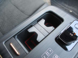運転席助手席で使用できるドリンクホルダーです。