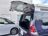 2分割で開く「デュアルバックドア」。 狭い場所でも荷物の出し入れができて便利です。