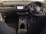 車内は光触媒抗菌消臭施工済です。スタイリッシュなデザインでスポーティなインパネ周りを演出します。グローブボックスやカップホルダーのほかにトレーなどたくさんの収納スペースが付いています。