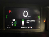 車の車線をカメラで認識し、はみ出しそうな時に警告を発したりステアリング操作を補助して安全運転をサポート!