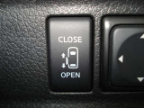 左側電動オートスライドドア付き!!運転席のスイッチでも開閉可能です♪重い荷物を持っている時や、雨の日に重宝します!小さいお子様がいても巻き込み防止機能や手動のみに切替も出来ますので安心です♪