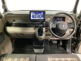 車内は光触媒抗菌消臭施工済です。インパネ周りはスタイリッシュなデザインで機能や装備も充実しています。グローブボックスやカップホルダーのほかにトレーなどたくさんの収納スペースが付いています。