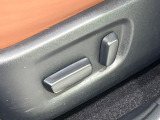 【パワーシート】スイッチ一つで簡単にシートの微調整が可能!電動だから力もいりません!快適なシートポジションにセットして、快適なドライブをお楽しみください。