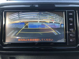バックモニターを装備しています。駐車時に後方が影像で確認できるので、車庫入れの苦手なお客様や夜間のバック時に大活躍!いまや必須となった装備ですね。