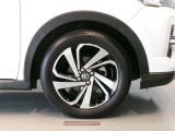 純正のアルミホイール装着車です。タイヤサイズは195/60R17です。