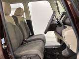女性でも運転がしやすいように、シートの高さ調整機能(シートリフター)がついています。運転席と助手席の間が空いている為、助手席側への移動がスムーズです。交通量の多い道でも助手席側から乗り降りができます。