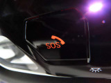 SOSコール/エアバックが展開するような深刻な事故において、自動でSOSコールを発信します。車内で急病人が出るような緊急時は、手動で発信可能です。