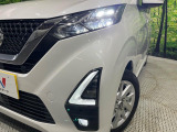 【LEDヘッドライト】悪天候や夜間走行時も良好な視界を確保し安心して運転できる高輝度LEDヘッドライトを装備!点灯速度が早く、消費電力も抑えられています。