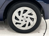 タイヤサイズは175/65R15!納車前の点検時にタイヤ交換させていただきます!ホイールキャップに傷があります。