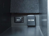 ●有線接続派にも嬉しいAUXポート●パワーアウトレットは車内電源として活躍します