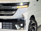 【LEDヘッドライト】悪天候や夜間走行時も良好な視界を確保し安心して運転できる高輝度LEDヘッドライトを装備!点灯速度が早く、消費電力も抑えられています。
