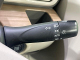 【オートライト】周りの明るさに応じて自動でヘッドライトの点灯・消灯ができる機能です!ライトの付け忘れ・消し忘れなどが無くなり、雨の日や夕方の走行も安心!トンネル通過時も便利ですね♪