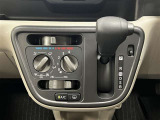 エアコンの操作パネルとシフトレバーをインパネに集約して、足元が広く使えるようになっています!扱いやすいマニュアルエアコン!