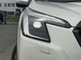 【LEDヘッドライト】悪天候や夜間走行時も良好な視界を確保し安心して運転できる高輝度LEDヘッドライトを装備!点灯速度が早く、消費電力も抑えられています。