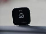 日産純正のコーナーセンサーが付いています。障害物の有無を音と信号で教えてくれます。