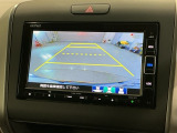 リバースギアに入れるだけで後方の表示へ切り替わります。夜間や雨の日の駐車も楽になりますよ。
