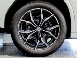 【BMWアロイホイル】軽量かつ強度に拘ったアロイホイル。走行性能ポテンシャルを引き出す設計。車の足元を引き締めてくれる大きなポイントはアロイホイルです。