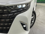 【LEDヘッドライト】悪天候や夜間走行時も良好な視界を確保し安心して運転できる高輝度LEDヘッドライトを装備!点灯速度が早く、消費電力も抑えられています。