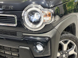 【LEDヘッドライト】悪天候や夜間走行時も良好な視界を確保し安心して運転できる高輝度LEDヘッドライトを装備!点灯速度が早く、消費電力も抑えられています。