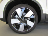 タイヤサイズ フロント:235/45R20 リア:255/40R20